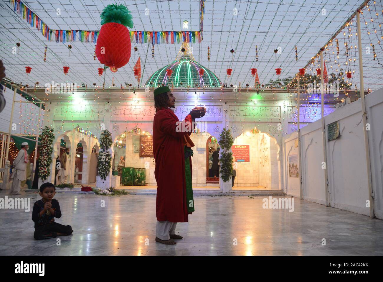 Lahore, Pakistan. 30Th Nov 2019. Les dévots pakistanais personnes prennent part au cours du festival annuel 392th Urs Célébration de Saint Soufi Hazrat Baba Syed Shah Jamal Sohrwardy à Lahore. L'Urs annuel festival est réalisée chaque année sur les 3e, 4e et 5e jours du mois islamique de Rabi' al-Thani. Les trois jours de 392th urs de Saint Soufi Hazrat Baba Syed Shah Jamal Sohrwardy continue pour la deuxième journée à son culte Shah Jamal Road, Ichra, dans la métropole de la province de Lahore. Credit : Pacific Press Agency/Alamy Live News Banque D'Images