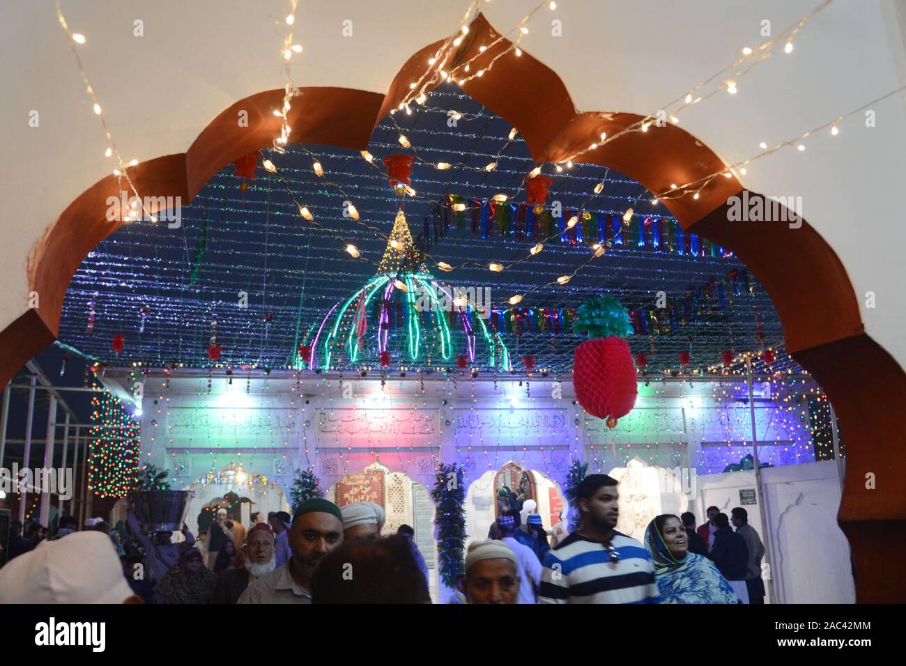 Lahore, Pakistan. 30Th Nov 2019. Les dévots pakistanais personnes prennent part au cours du festival annuel 392th Urs Célébration de Saint Soufi Hazrat Baba Syed Shah Jamal Sohrwardy à Lahore. L'Urs annuel festival est réalisée chaque année sur les 3e, 4e et 5e jours du mois islamique de Rabi' al-Thani. Les trois jours de 392th urs de Saint Soufi Hazrat Baba Syed Shah Jamal Sohrwardy continue pour la deuxième journée à son culte Shah Jamal Road, Ichra, dans la métropole de la province de Lahore. Credit : Pacific Press Agency/Alamy Live News Banque D'Images