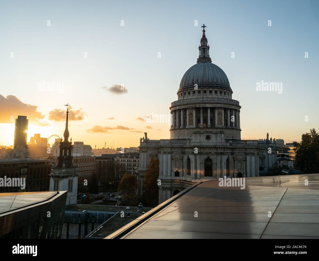 Vue Depuis Un Nouveau Changement Vers La Cathédrale St Pauls, Londres Banque D'Images