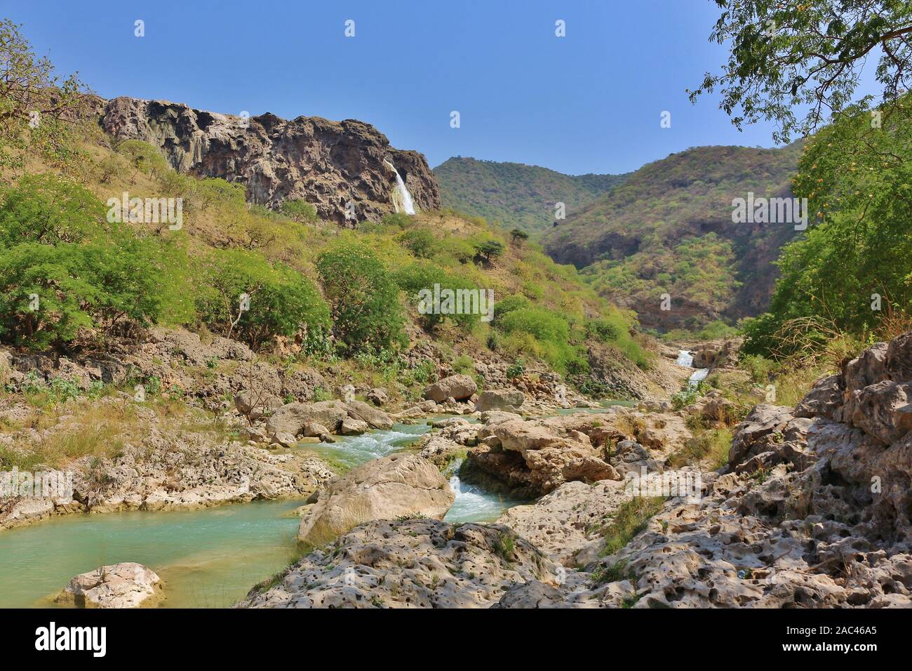 Wadi Dharbat Canyon inférieur avec rivière et cascade Banque D'Images