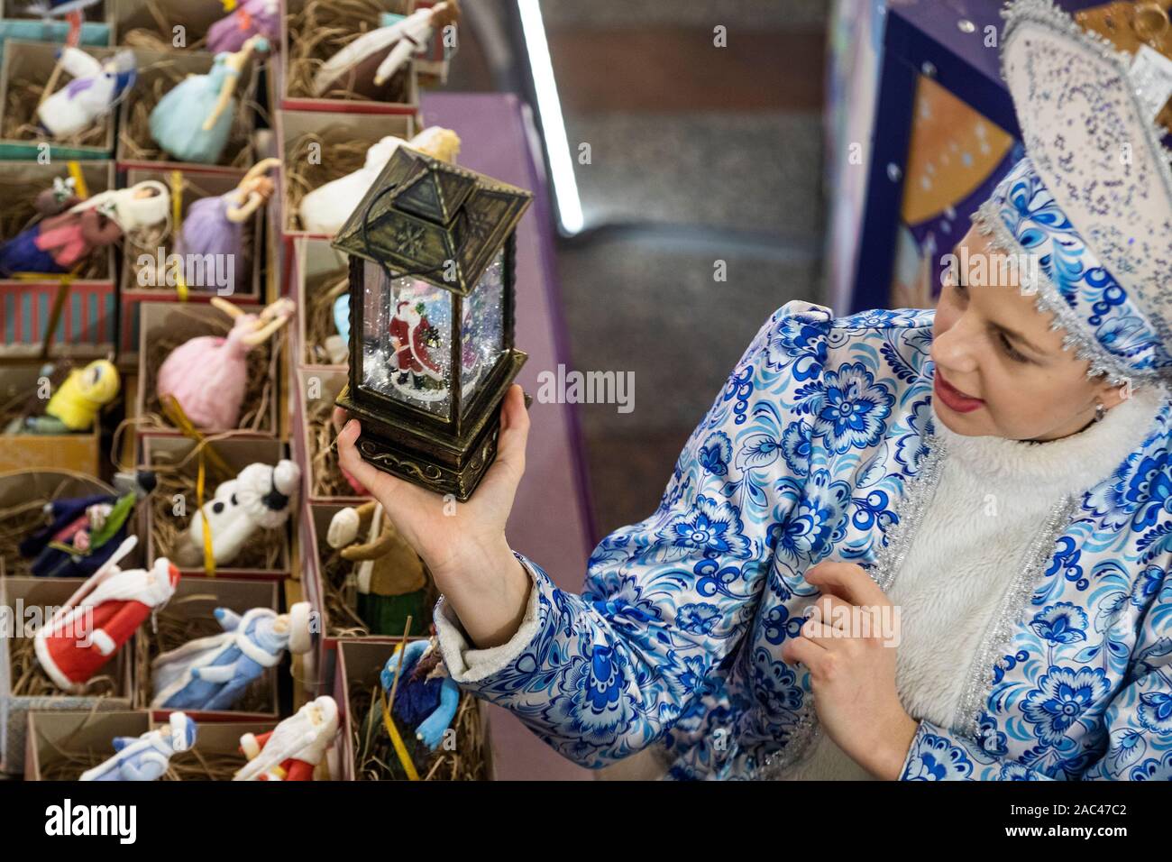 Moscou, Russie. 30 novembre, 2019 vendeuse dans la neige costume de jeune fille derrière le comptoir à la nouvelle année, juste au centre de Moscou "magasin GUM', Russie Banque D'Images