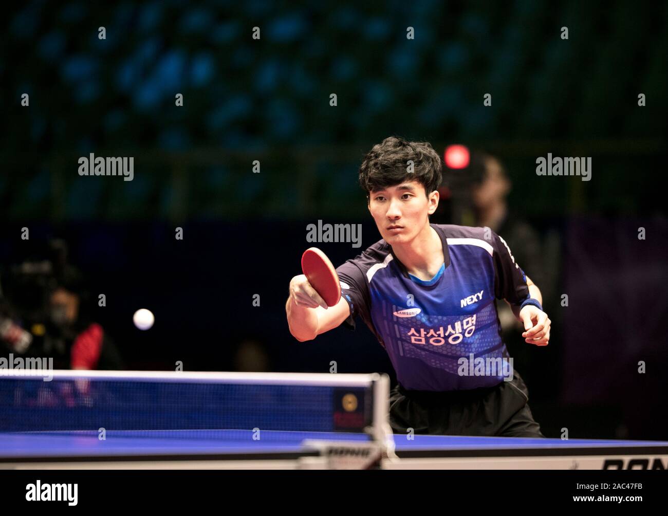 Lee Sang-su de la Corée du Sud est en action à l'encontre de la Jai Kanak NOUS (pas sur la photo) lors d'un match au stade de groupe Fédération Internationale de Tennis de Table (ITTF) Coupe du monde dans la ville de Chengdu, dans le sud-ouest de la province chinoise du Sichuan, le 29 novembre 2019. Lee Sang-su battu 4-2 avec Jai Kanak. Banque D'Images