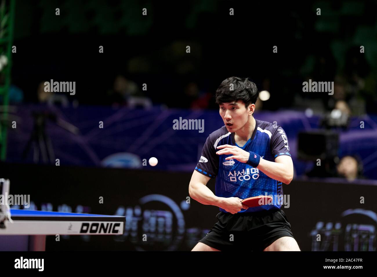 Lee Sang-su de la Corée du Sud est en action à l'encontre de la Jai Kanak NOUS (pas sur la photo) lors d'un match au stade de groupe Fédération Internationale de Tennis de Table (ITTF) Coupe du monde dans la ville de Chengdu, dans le sud-ouest de la province chinoise du Sichuan, le 29 novembre 2019. Lee Sang-su battu 4-2 avec Jai Kanak. Banque D'Images