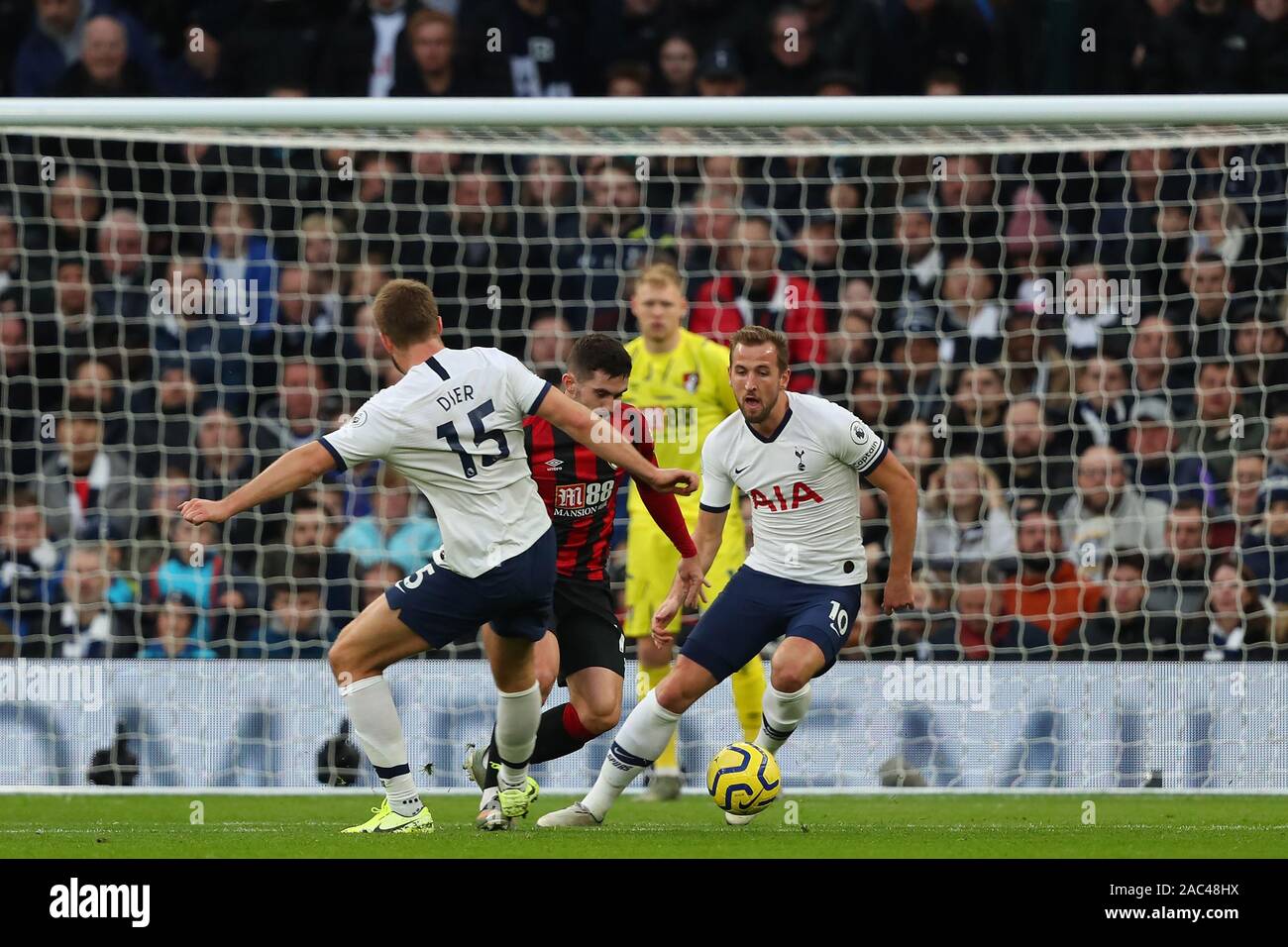 Le milieu de terrain de Tottenham Eric Dier et l'avant Harry Kane au cours de la Barclays Premier League match entre Tottenham Hotspur et Bournemouth au Tottenham Hotspur Stadium, Londres, Angleterre. Le 30 novembre 2019. (Photo par AFS/Espa-Images) Banque D'Images