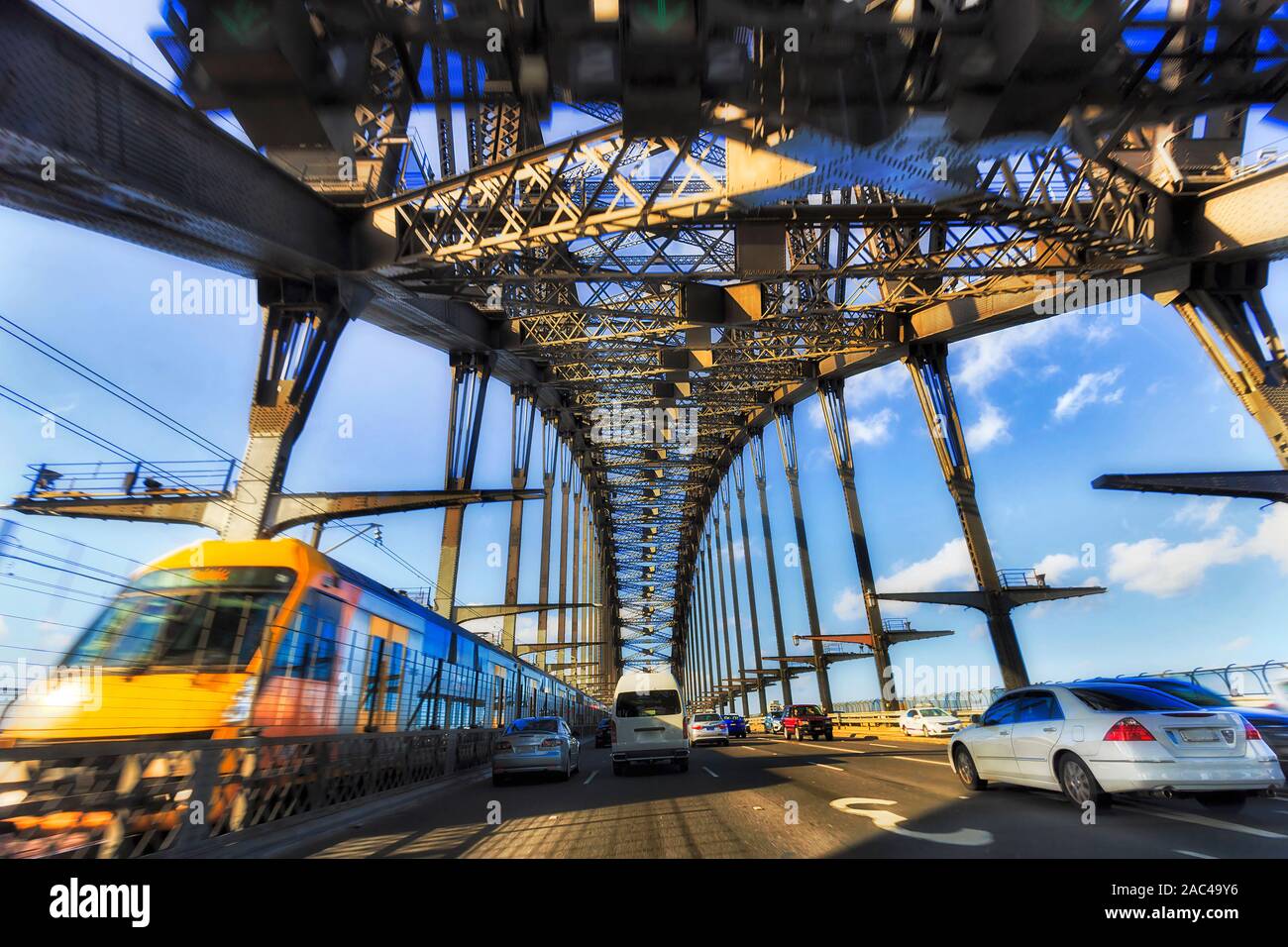 Les véhicules automobiles et ferroviaires du trafic ferroviaire sur Sydney Harbour Bridge en mouvement à l'intérieur de l'arche en acier massif, voies de transports à Sydney. Banque D'Images