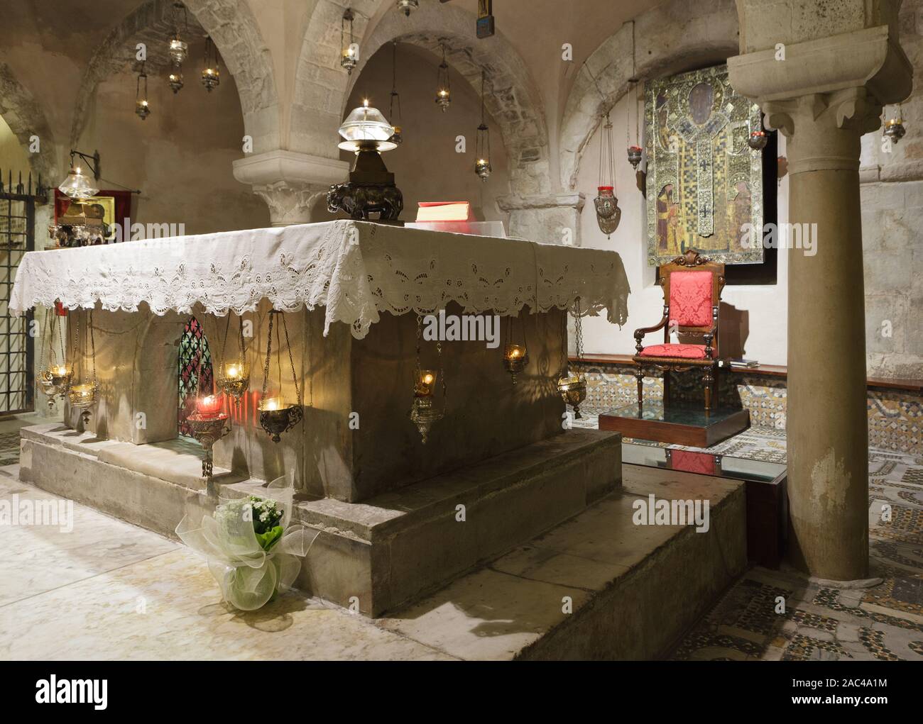 La tombe de Saint Nicolas de Bari, en Basilique pontificale di San Nicola (Basilique de Saint Nicolas) à Bari, Pouilles, Italie Banque D'Images