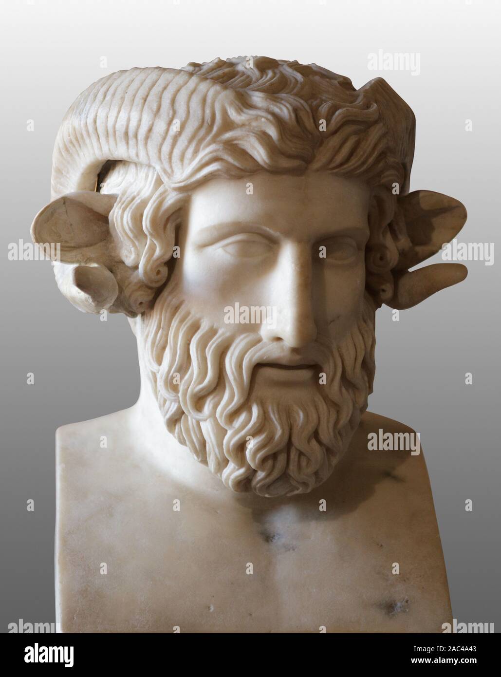 Tête en marbre antique de Zeus-Ammon. Isolé avec clipping path Banque D'Images
