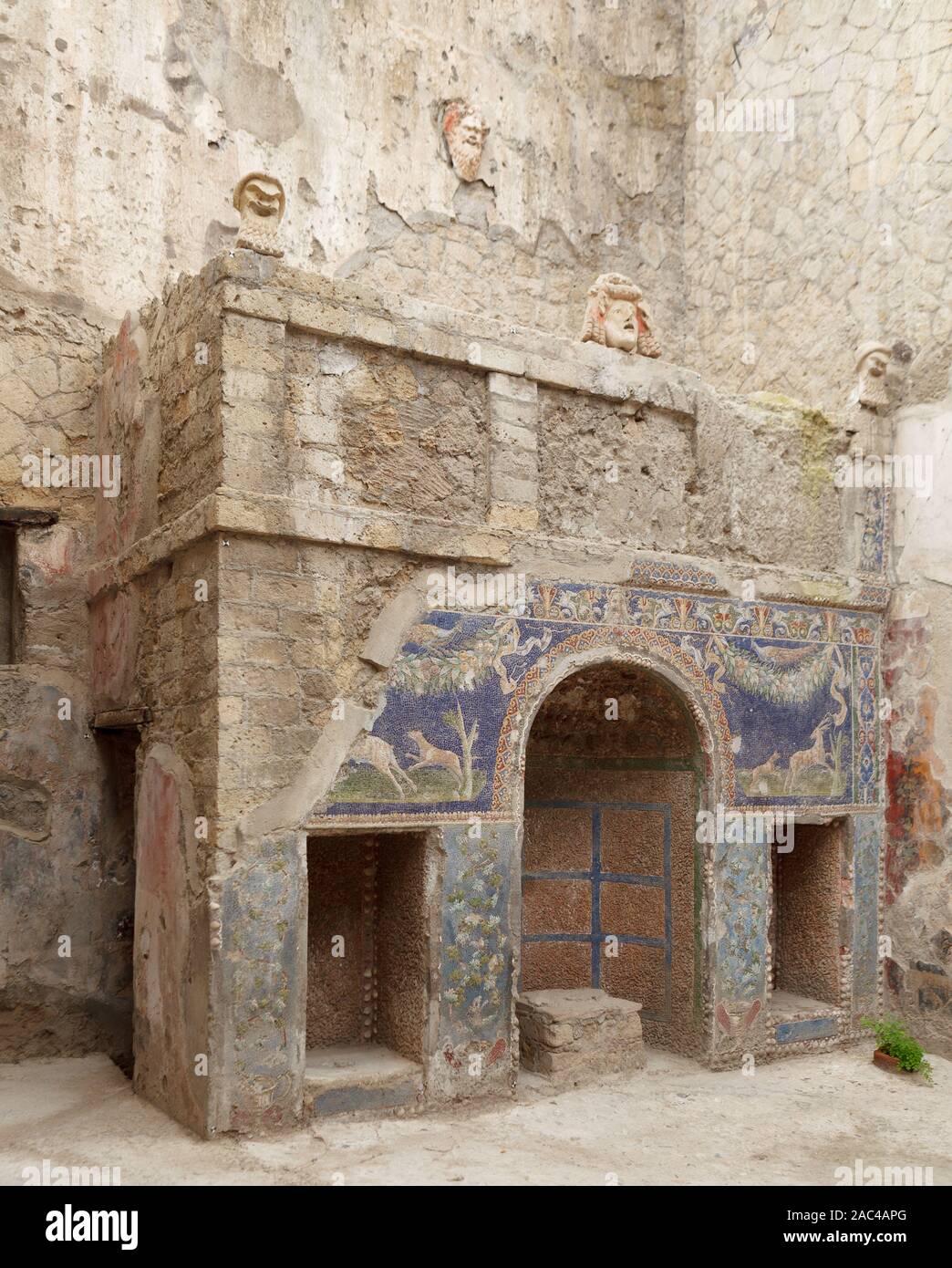 Nymphée décoré de mosaïques en été triclinium. Maison de la mosaïque de Neptune et Amphitrite (Neptune) dans l'ancienne ville d'Herculanum (Ercolano) ru Banque D'Images