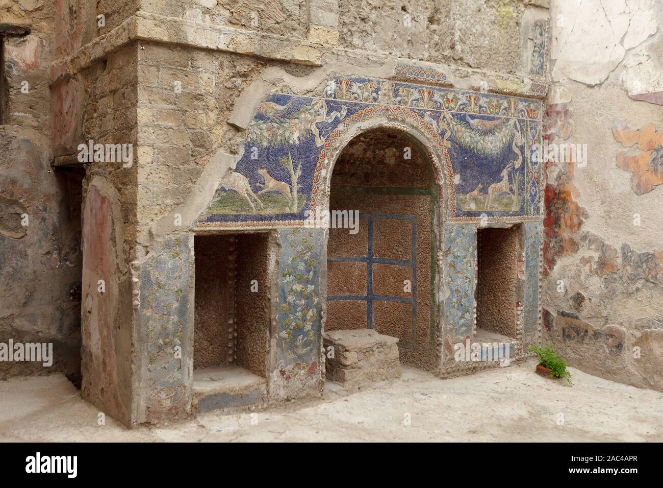 Nymphée décoré de mosaïques en été triclinium. Maison de la mosaïque de Neptune et Amphitrite (Neptune) dans l'ancienne ville d'Herculanum (Ercolano) ru Banque D'Images