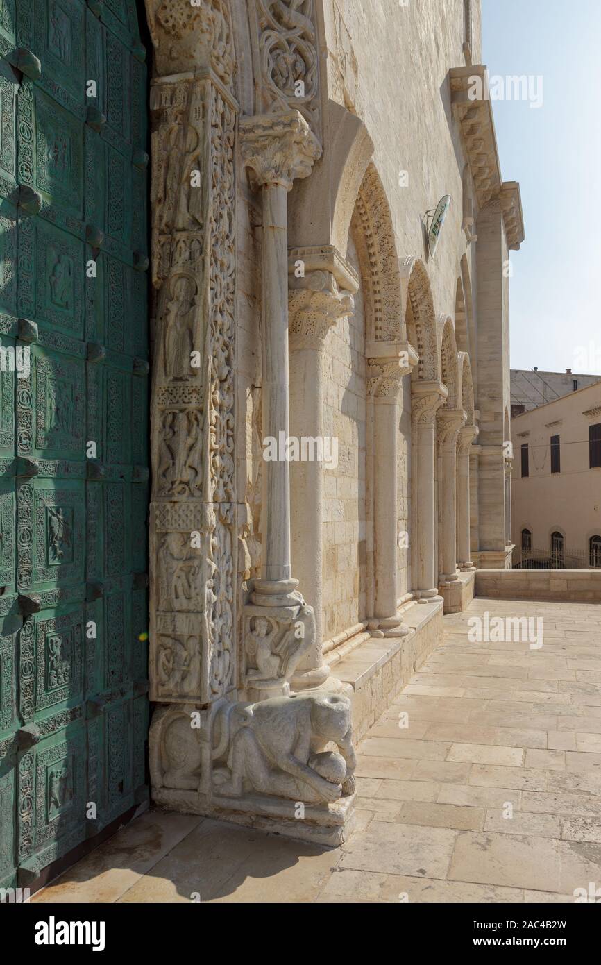 Décoration de portail ouest de la Cathédrale de Trani (Cattedrale di San Nicola Pellegrino). Trani, Puglia (Pouilles), Italie Banque D'Images