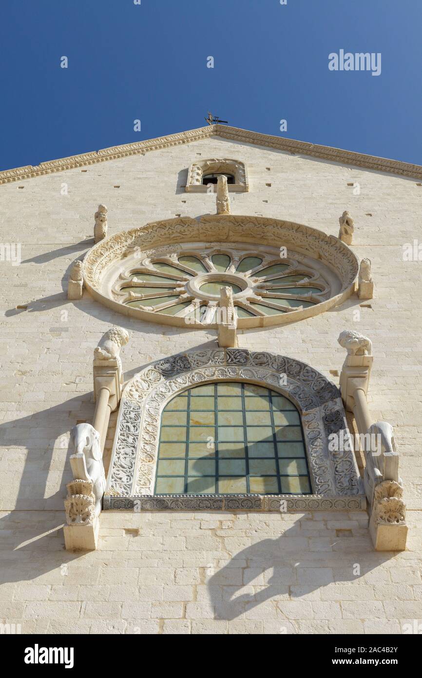 Fenêtre et fenêtre rose sur la façade ouest de la Cathédrale de Trani (Cattedrale di San Nicola Pellegrino). Trani, Puglia (Pouilles), Italie Banque D'Images