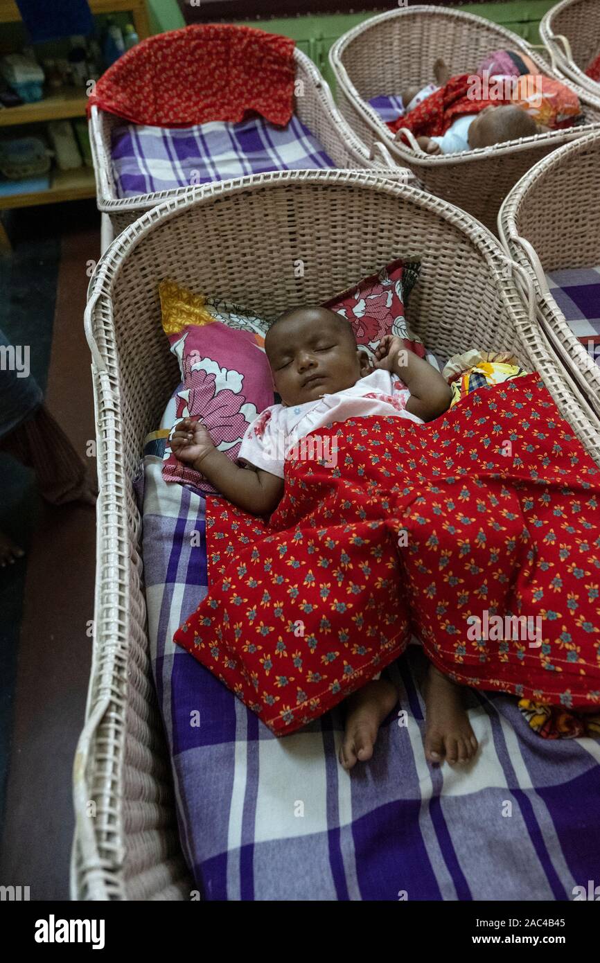 Orphelin Dormant Dans Un Lit De Bebe A La Maison Des Enfants De Mere Teresa A Kolkata En Inde Photo Stock Alamy Orphelin Dormant Dans Un Lit De Bebe A La Maison Des Enfants De Mere Teresa A Kolkata En Inde Photo Stock Alamy