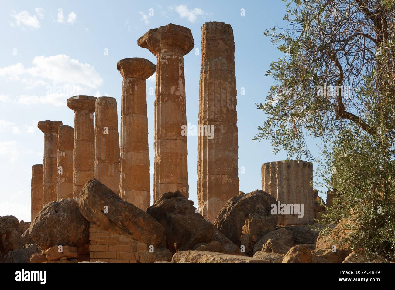 Temple d'Héraclès (Hercule) dans la vallée des Temples (Valle dei Templi) à Agrigente (Akragas). Sicile, Italie Banque D'Images