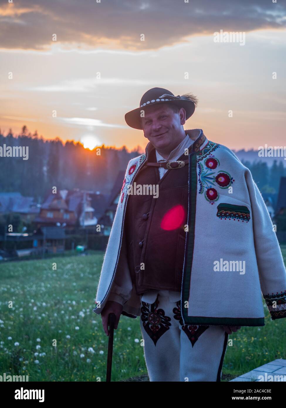 Tatry, Pologne - 03 juin 2019 : un highlander (ethnique) dans Góral goral traditionnelle robe black hat et Shepherd's ax en polonais des Tatras. G Banque D'Images