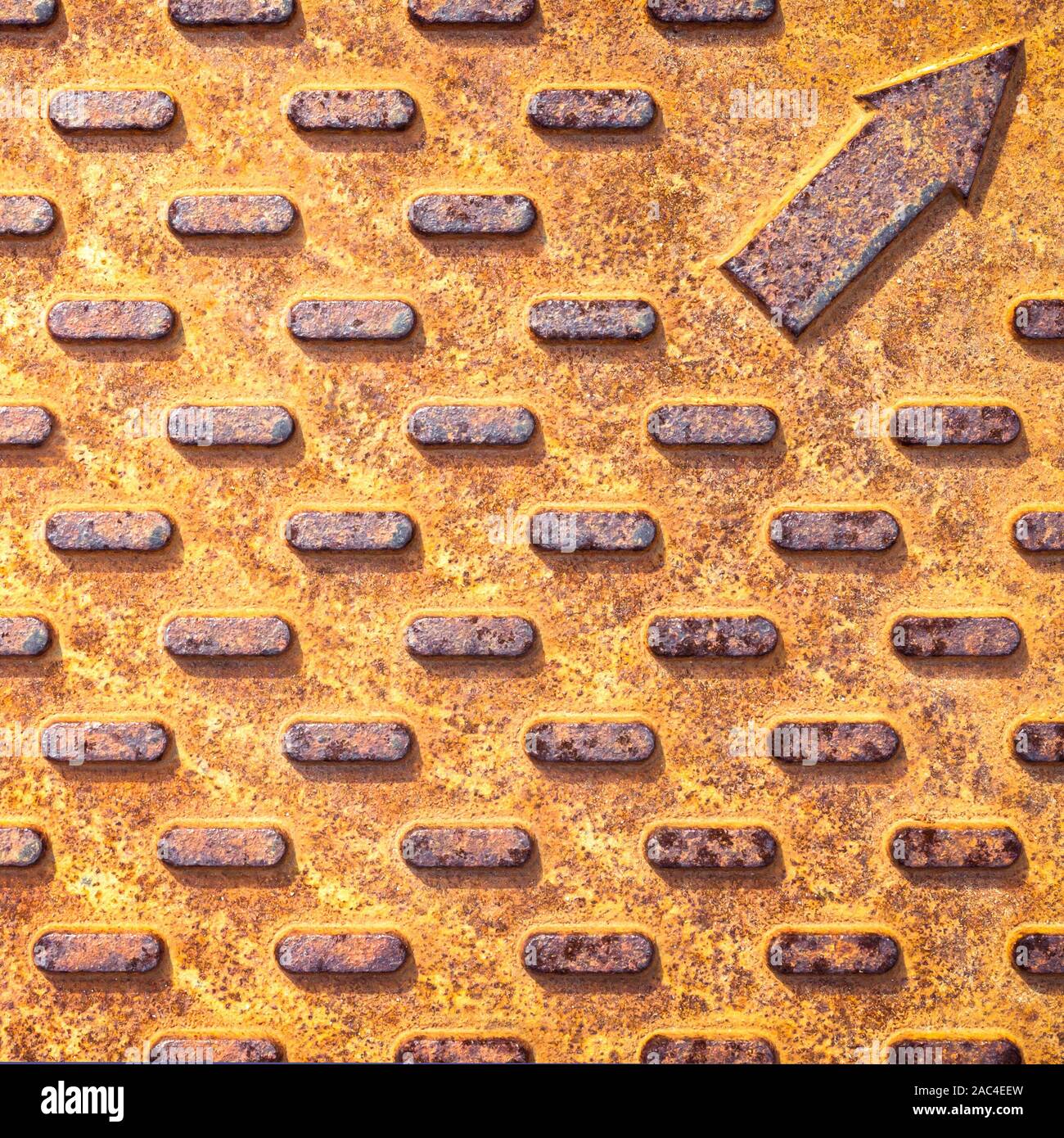 Rusty texture à partir d'acier couvercle de trou d'homme. Fond métallique orange. Banque D'Images