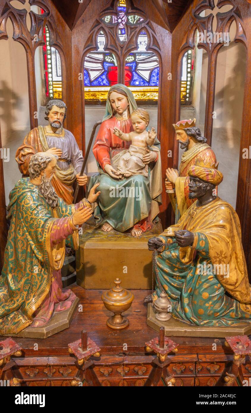 BANSKA Stiavnica, Slovaquie - 5 février 2015 : Les trois Mages sculpture polychrome sculpté et goroup onaltar de st. Elizabeth Church. Banque D'Images