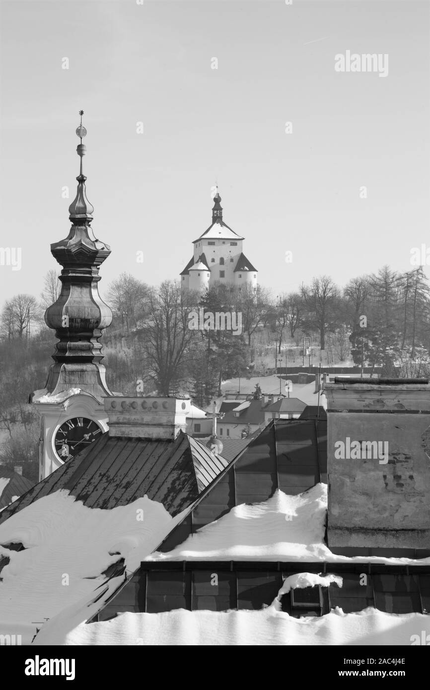 Banska Stiavnica - Slovaquie - UNESCO monument - Château Neuf et les toits de la ville en soirée d'hiver. Banque D'Images