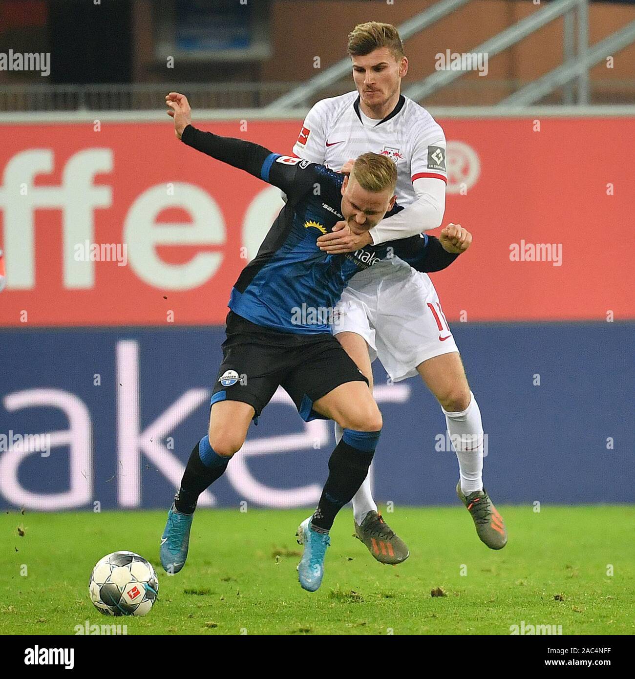 Paderborn, Allemagne. 30Th Nov, 2019. Timo Werner (R) de Leipzig rivalise avec Kai Proger de Paderborn pendant leur Bundesliga match à Paderborn, Allemagne, le 30 novembre 2019. Credit : Ulrich Hufnagel/Xinhua/Alamy Live News Banque D'Images
