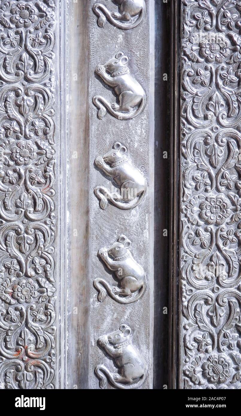 Détail de l'ornements de rat sur une porte d'argent du temple Karni Mata, le célèbre temple des rats à Deshnoke, près de Bikaner, Rajasthan, Inde du nord. Banque D'Images