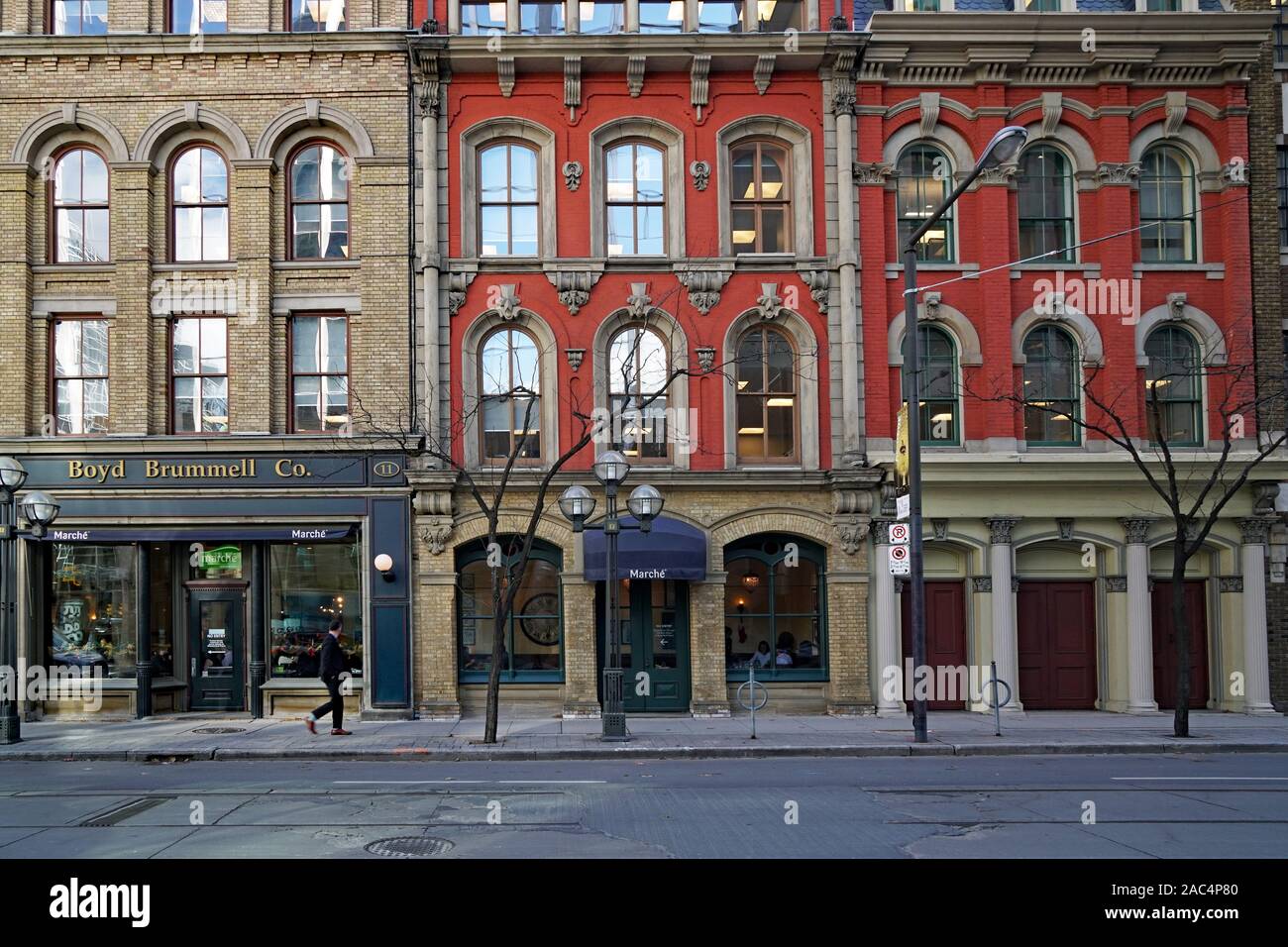 TORONTO - NOVEMBRE 2019 : rue Wellington près de Yonge Street conserve un bloc de bâtiments commerciaux du 19ème siècle parmi les gratte-ciels modernes de T Banque D'Images