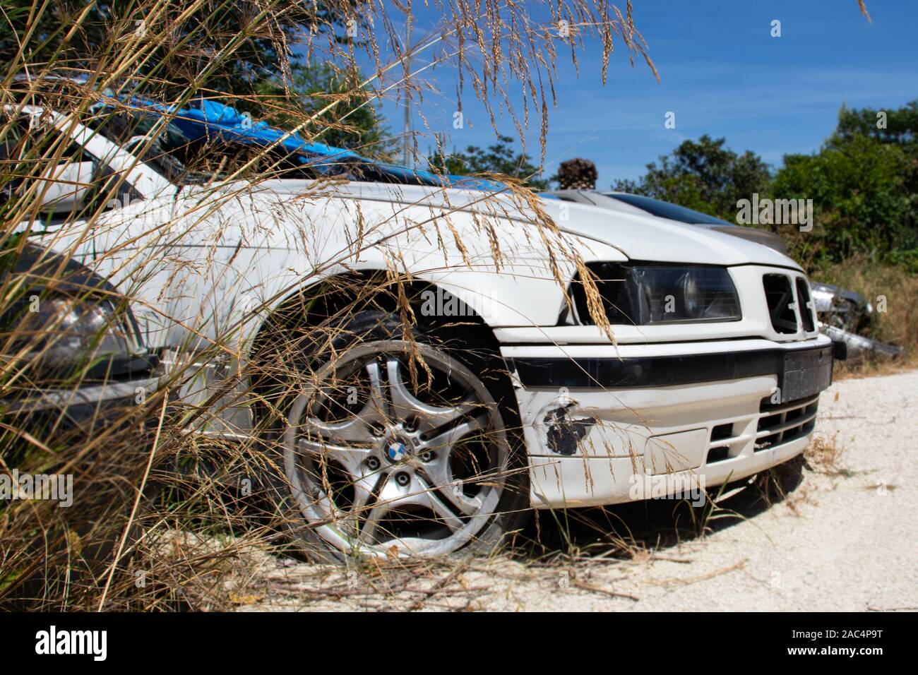 La casse BMW E36 blanc en ruine Photo Stock - Alamy