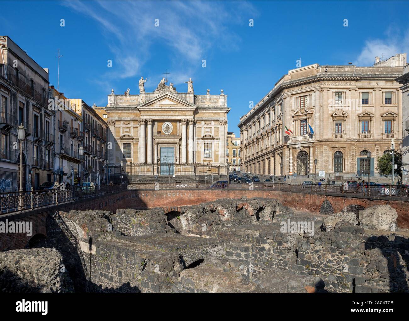 Catania - Les ruines de l'amphithéâtre romain et l'église Chiesa San Biagio à Sant'Agata alla Fornace. Banque D'Images