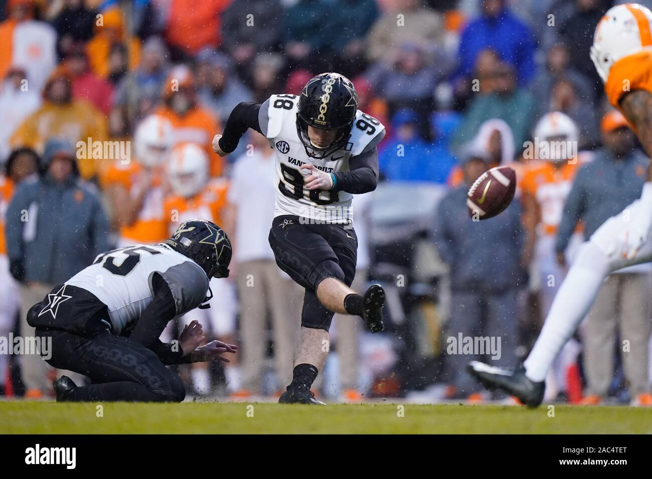 Le 30 novembre, 2019 Lieu : kicker Ryley Guay # 98 de la Vanderbilt Commodores kicks un champ objectif durant la NCAA football match entre les bénévoles de l'Université du Tennessee et de l'Université Vanderbilt Commodores de Knoxville, TN/CSM Gangloff Tim Banque D'Images Le 30 novembre, 2019 Lieu : kicker Ryley Guay # 98 de la Vanderbilt Commodores kicks un champ objectif durant la NCAA football match entre les bénévoles de l'Université du Tennessee et de l'Université Vanderbilt Commodores de Knoxville, TN/CSM Gangloff Tim Banque D'Images