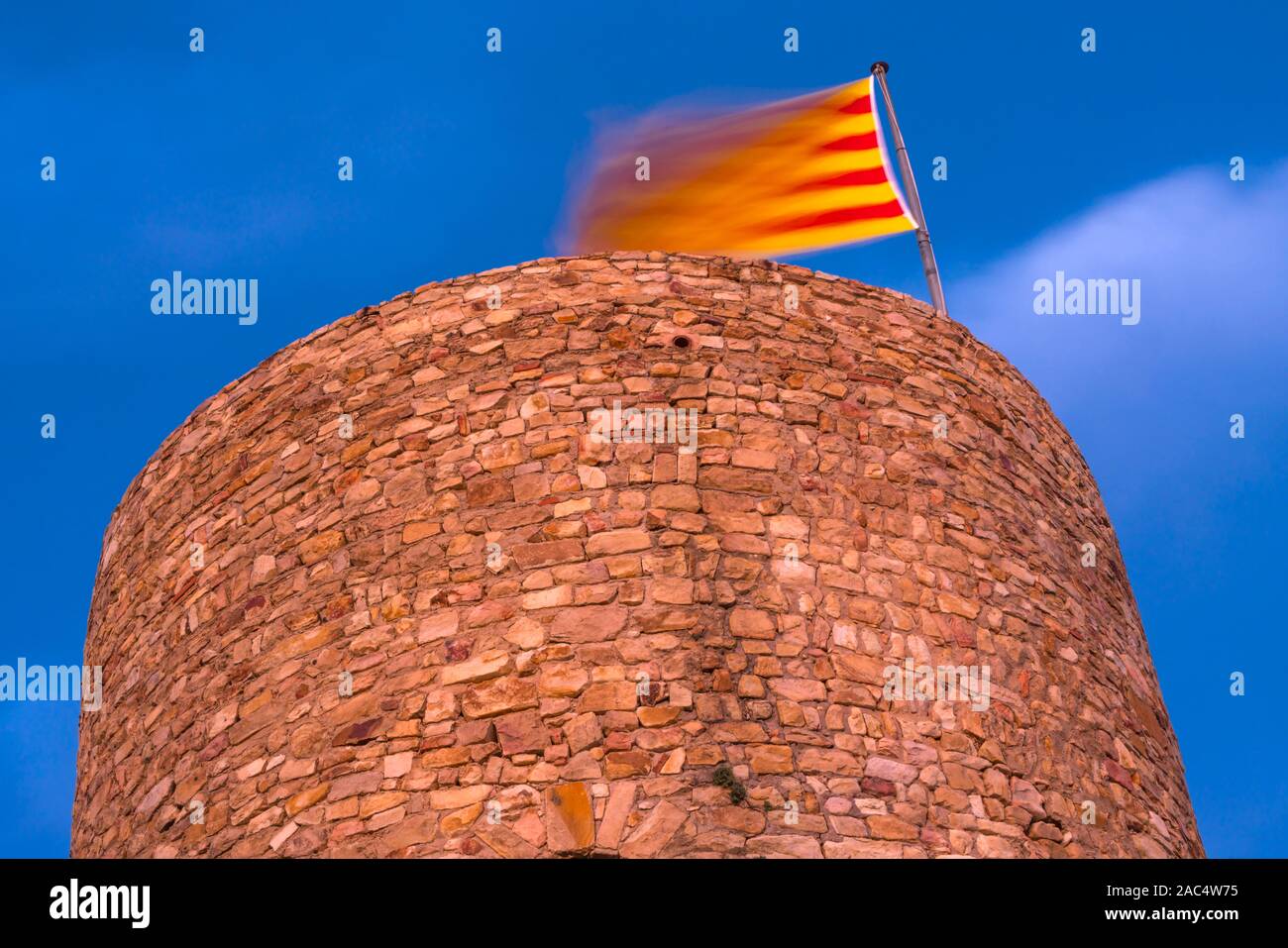Drapeau CATALAN SUR MÂT WATCHTOWER SANT JOAN CHÂTEAU BLANES COSTA BRAVA Gérone Catalogne Espagne Banque D'Images
