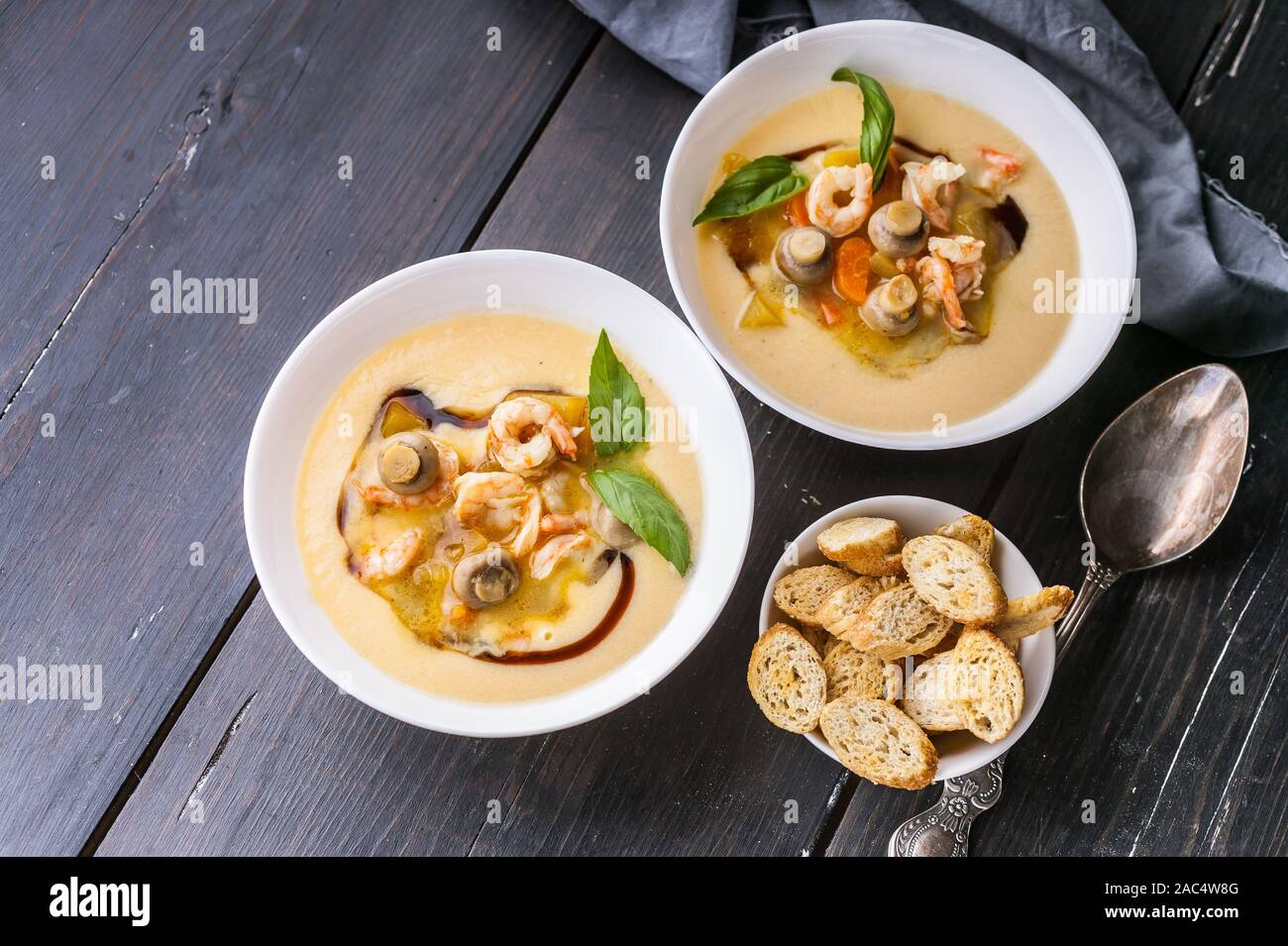 Soupe de légumes aux crevettes et champignons. Low-Calorie sain et fruits de mer Recettes Banque D'Images