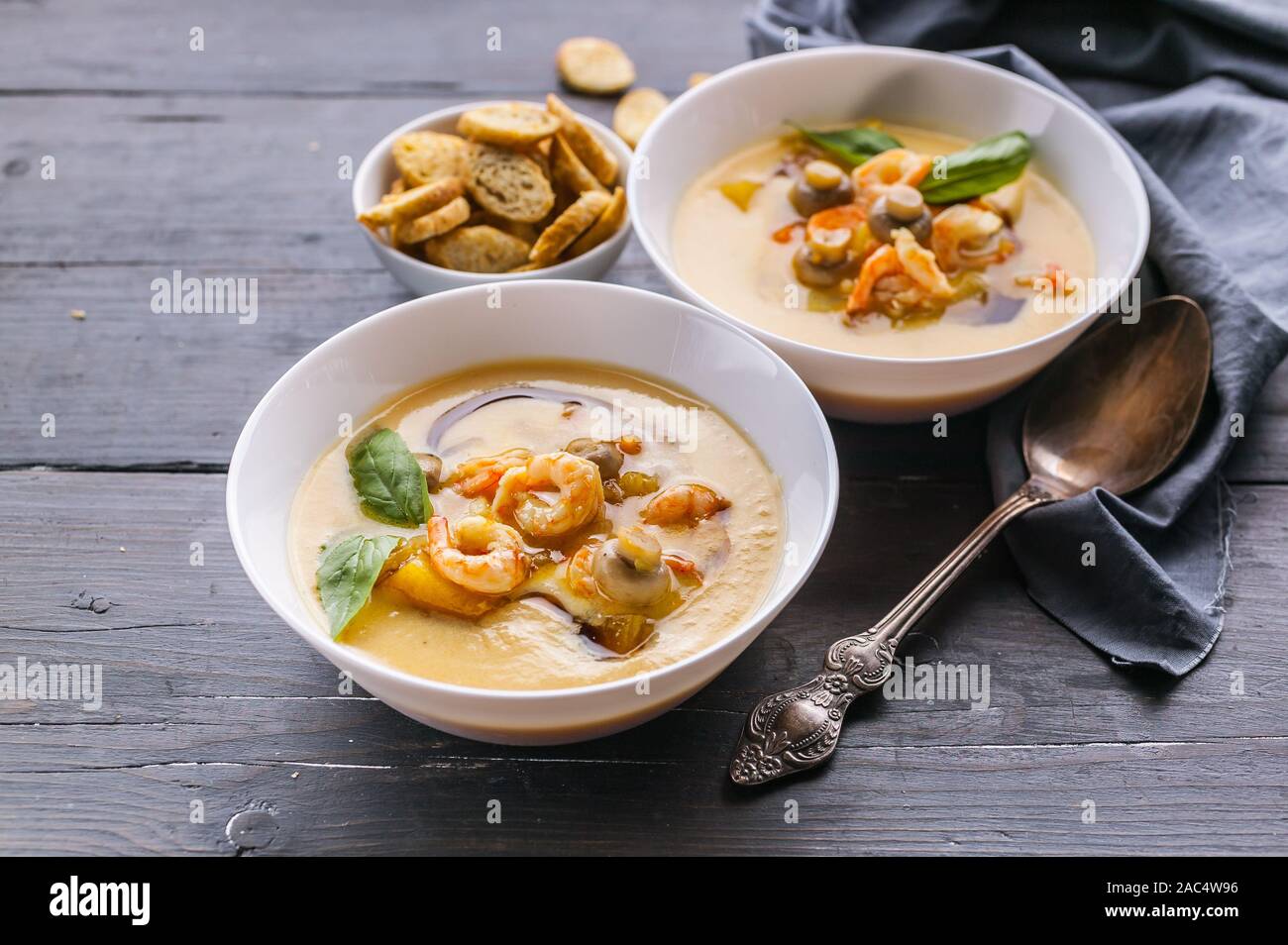 Close-up deux cuillères à soupe de légumes aux crevettes et champignons. Low-Calorie sain et fruits de mer Recettes Banque D'Images