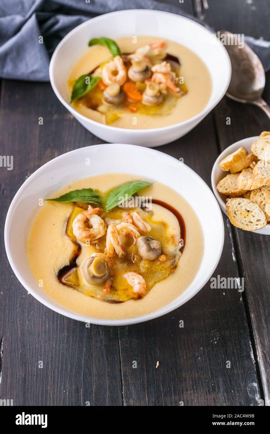 Deux cuillères à soupe de légumes soupe de crevettes et de champignons. Low-Calorie sain et fruits de mer recettes. Shot verticale Banque D'Images