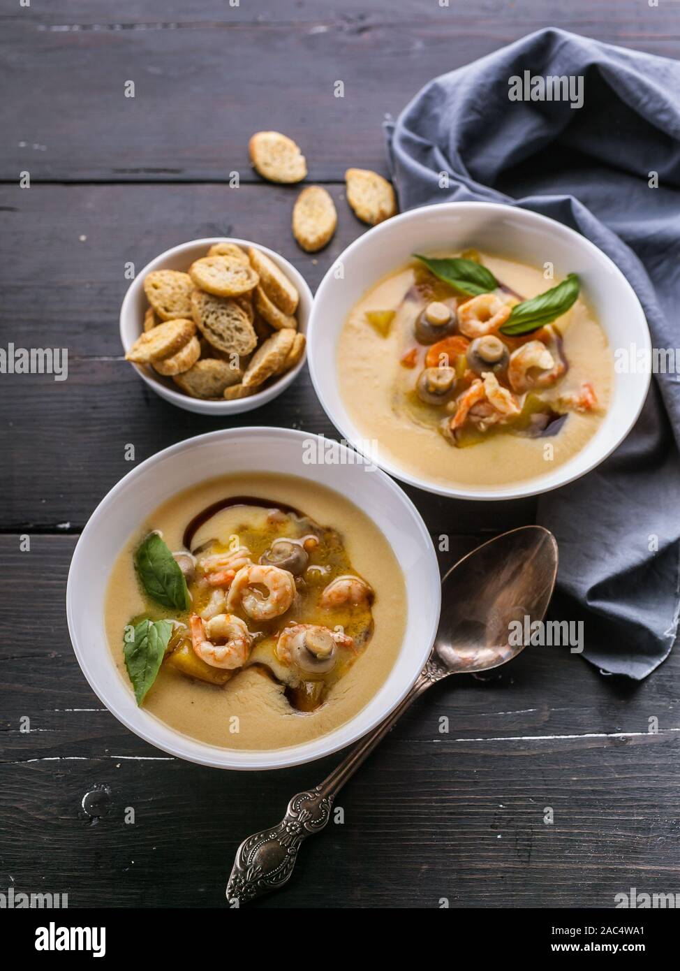 Shot verticale de légumes soupe de crevettes et de champignons. Low-Calorie sain et fruits de mer Recettes Banque D'Images