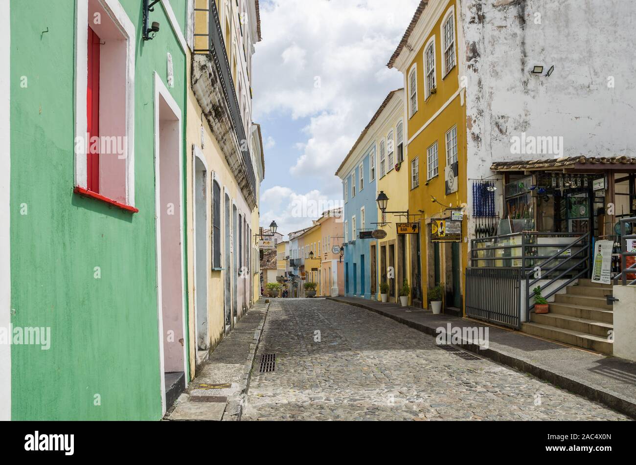 Lumineuse, ensoleillée vue du centre touristique historique de Pelourinho, Salvador da Bahia, Brésil avec l'architecture coloniale colorée sur un large cobblest Banque D'Images