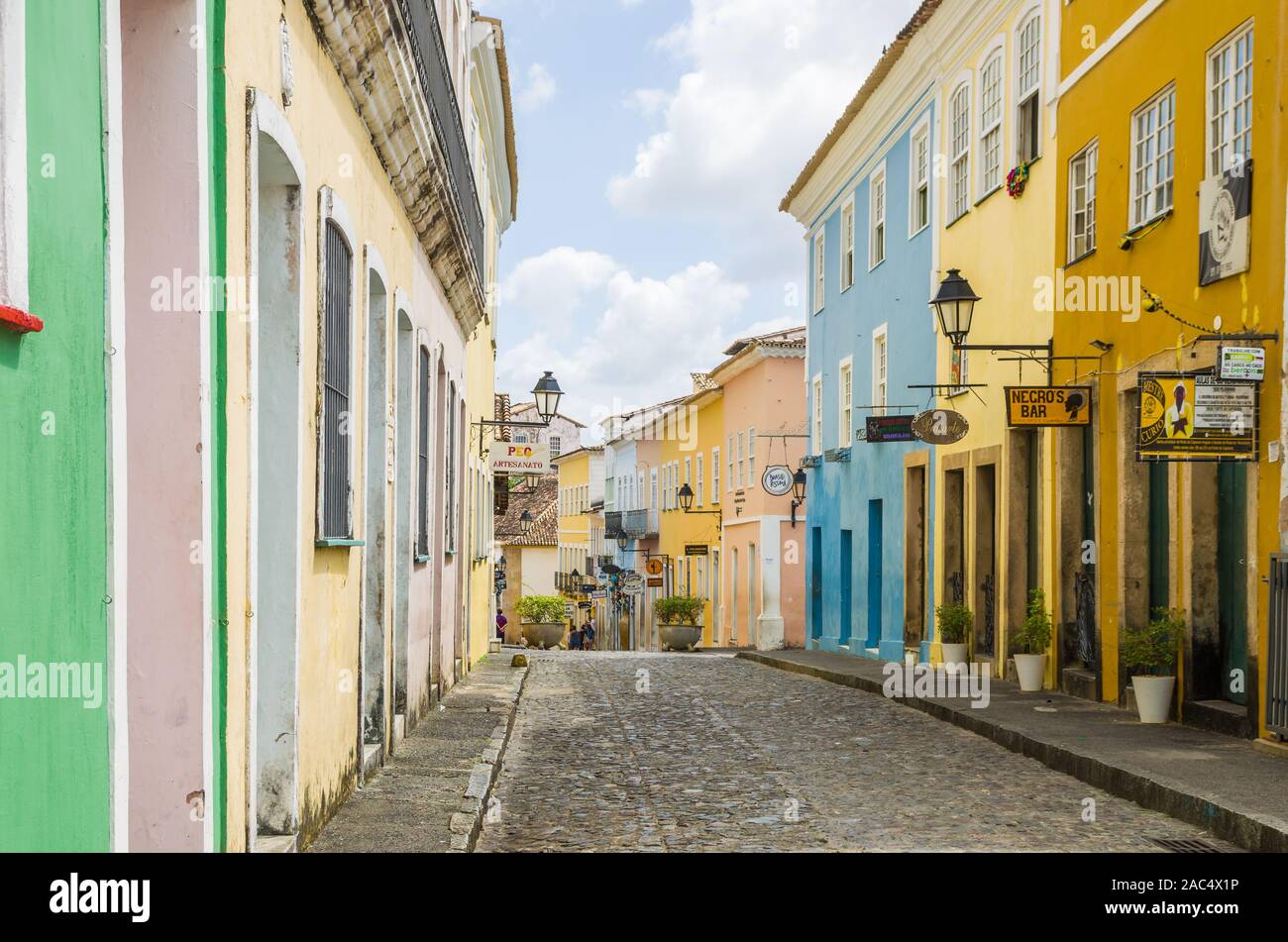 Lumineuse, ensoleillée vue du centre touristique historique de Pelourinho, Salvador da Bahia, Brésil avec l'architecture coloniale colorée sur un large cobblest Banque D'Images