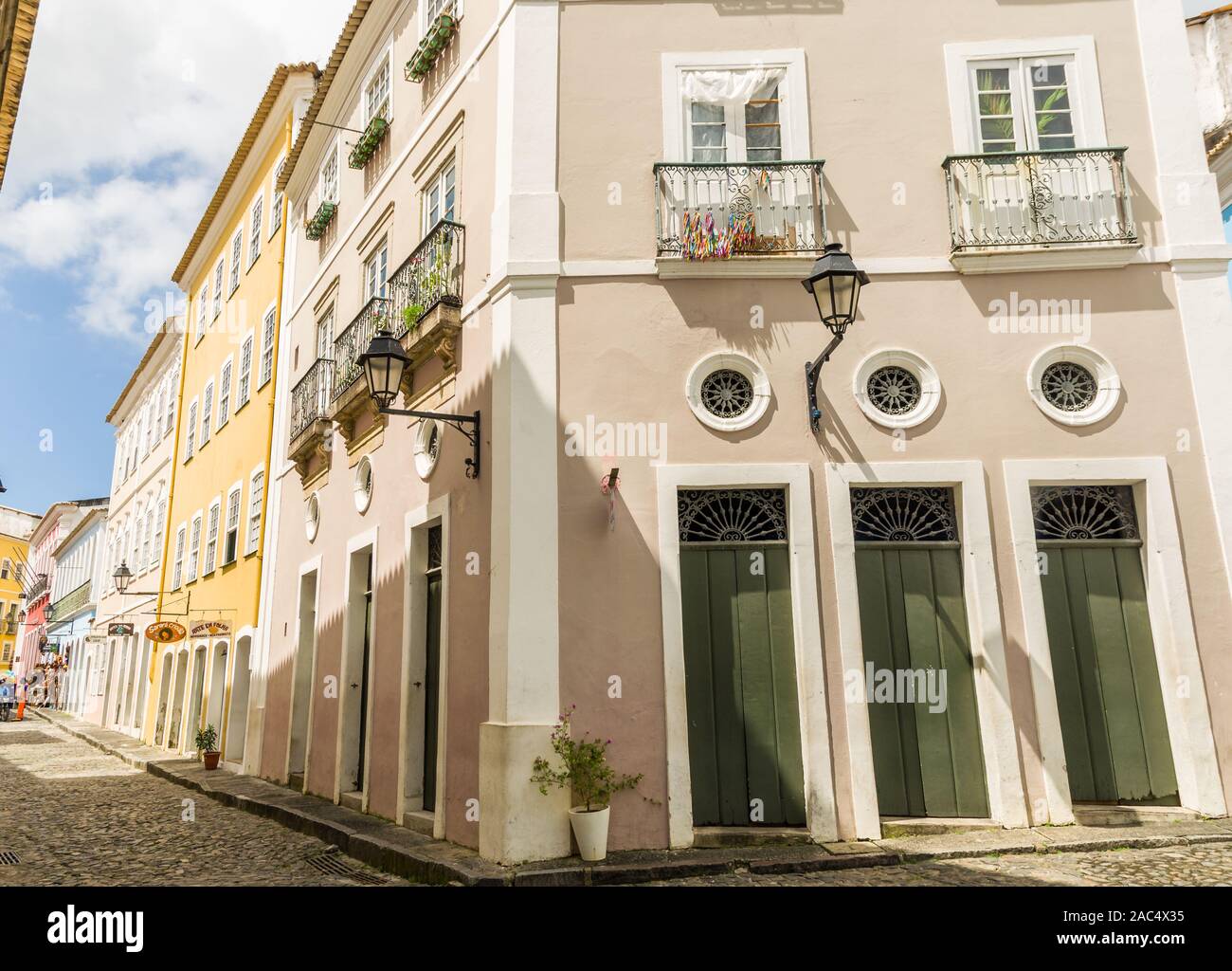 Lumineuse, ensoleillée vue du centre touristique historique de Pelourinho, Salvador da Bahia, Brésil avec l'architecture coloniale colorée sur un large cobblest Banque D'Images