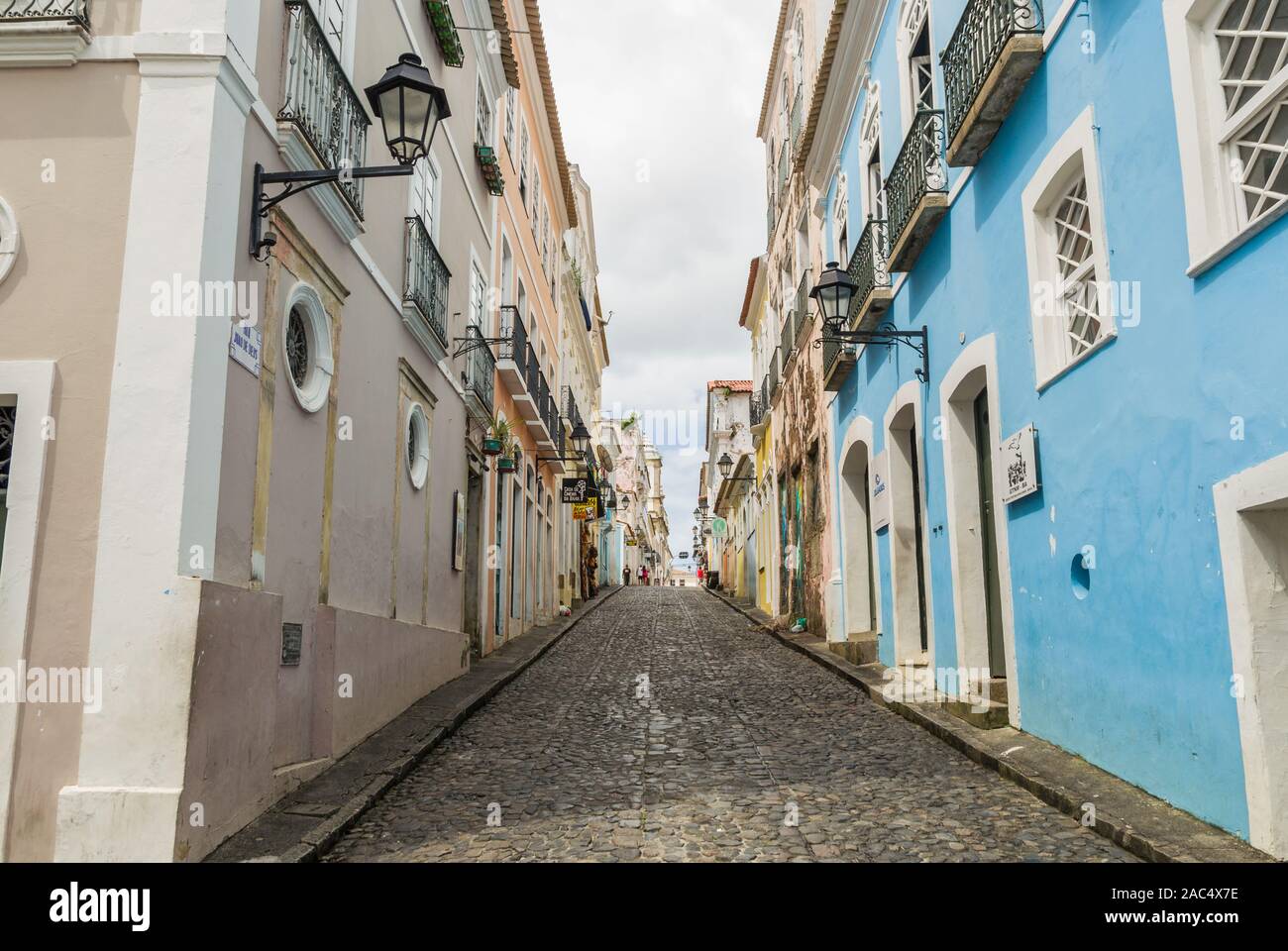 Lumineuse, ensoleillée vue du centre touristique historique de Pelourinho, Salvador da Bahia, Brésil avec l'architecture coloniale colorée sur un large cobblest Banque D'Images