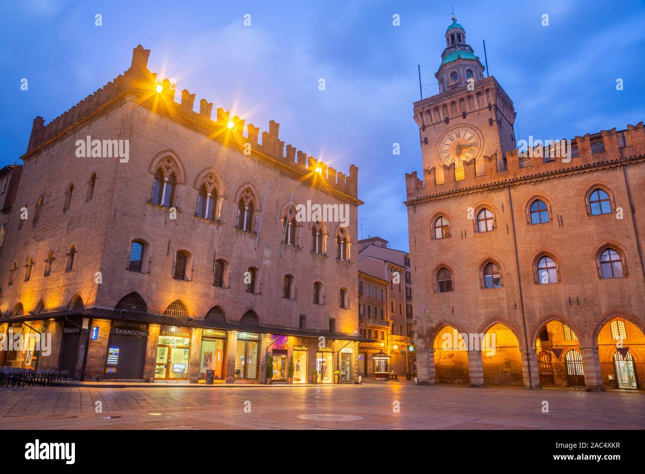 - Palazzo Comunale de Bologne et la Piazza Maggiore dans le crépuscule du matin Banque D'Images