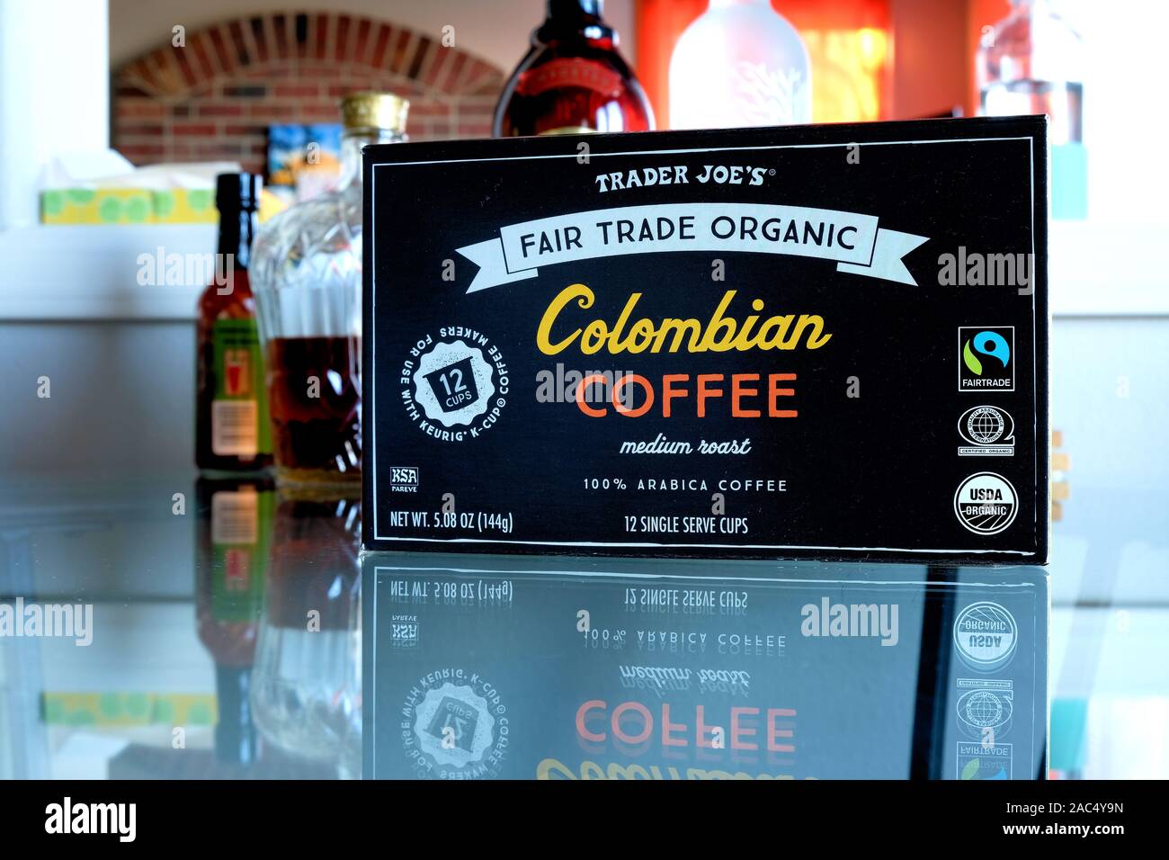 Fort de Trader Joe's BIO Commerce équitable du café colombien seul servir tasses pour une utilisation avec les produits Keurig K-cup coffee maker. Banque D'Images