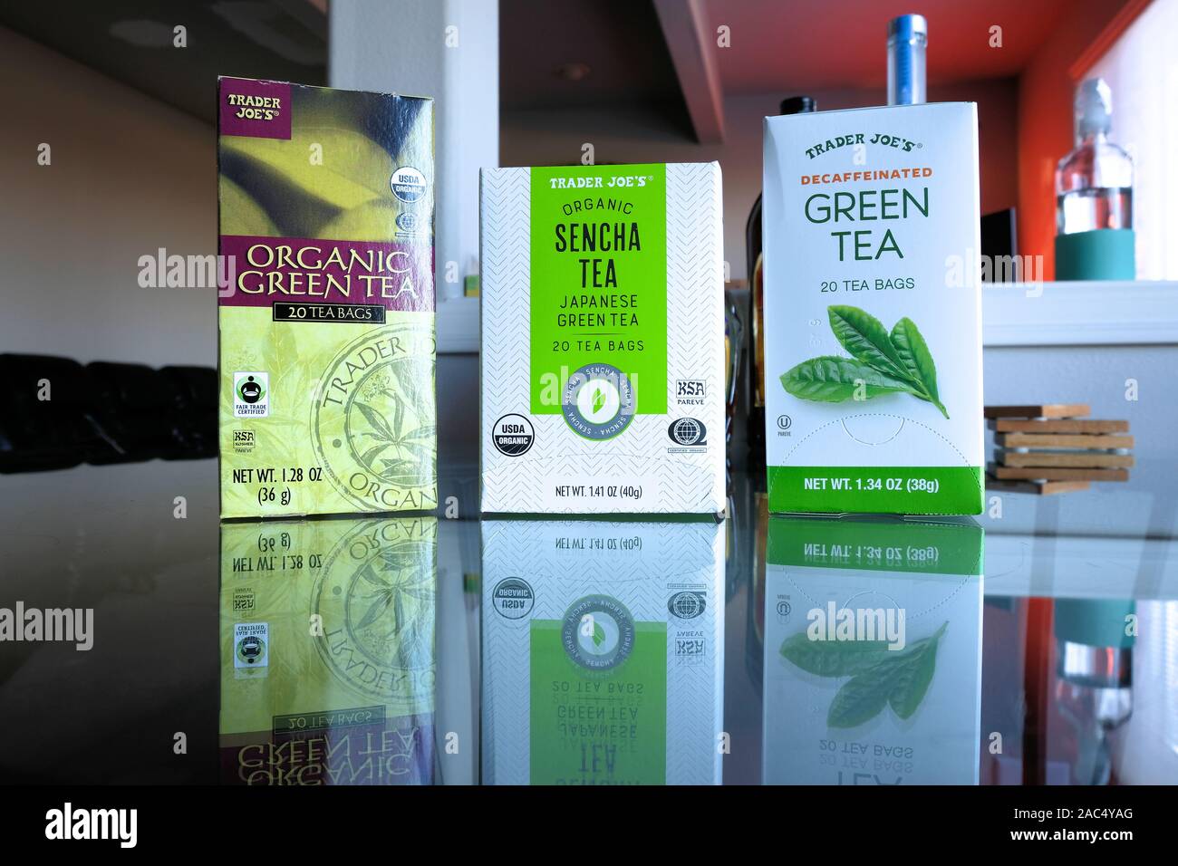 Boîtes de marque Trader Joe's, thé vert biologique biologique sencha, thé et café décaféiné thé vert sur une table en verre. Banque D'Images