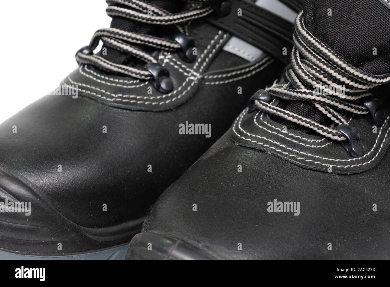 Nouvelles chaussures pour travailler avec des lacets. Chaussures de  sécurité sur un fond blanc , chaussures de travail pour hommes en usine ou  l'industrie de protéger d'un accident de pied Photo Stock -