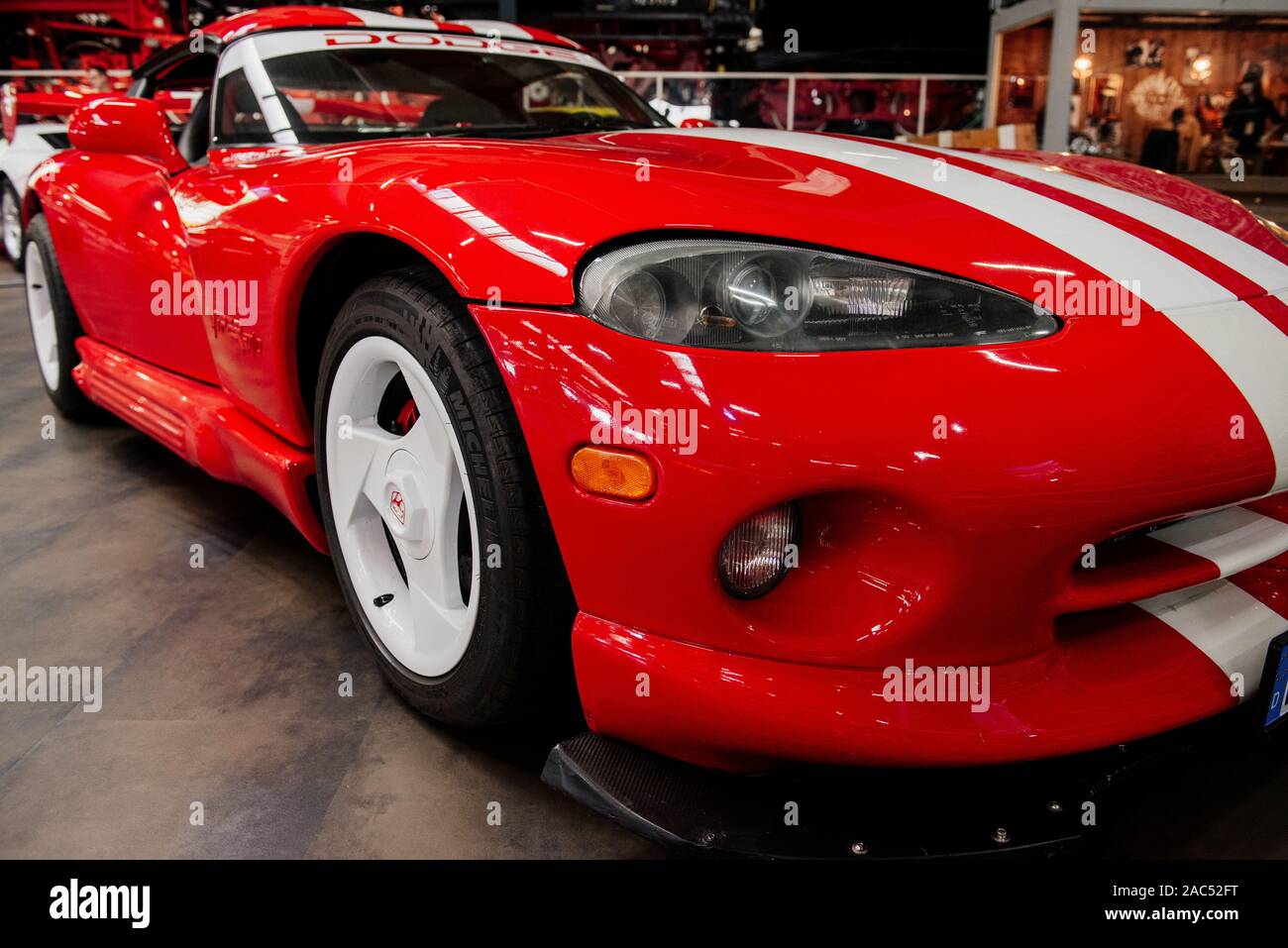 Berlin, Allemagne - 16 octobre 2018 : Technik Museum. Superbe voiture avec lignes blanches. Luxe voiture sport rouge poli. Portrait Banque D'Images