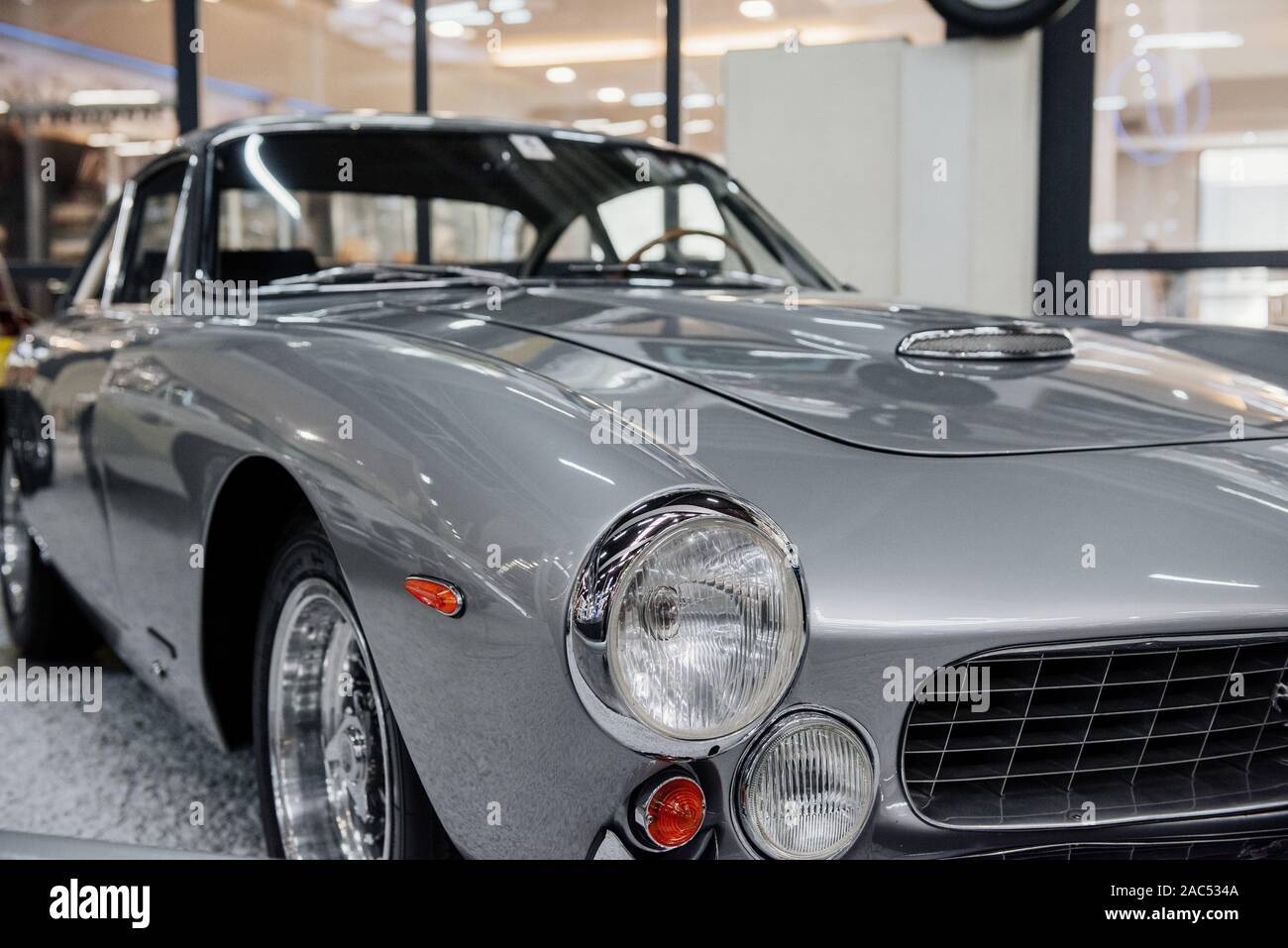 Berlin, Allemagne - 16 octobre 2018 : Technik Museum. Éclairage parfait permet de voir al les détails. Panneaux de particules - aggloméré vue de la voiture de luxe de couleur argent Banque D'Images