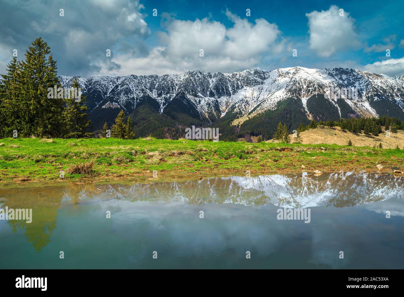 Paysage alpin avec admirable lac glacier enneigé et Piatra Craiului, près de village de Pestera, Transylvanie, Roumanie, Europe Banque D'Images