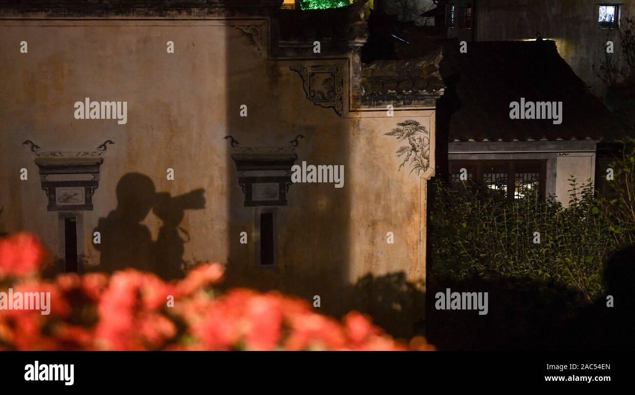 Nanchang. Nov 6, 2019. Photo prise le 6 novembre 2019 montre l'ombre de Cao Jiaxiang, photographe à Huangling Village, prendre des photos de Huangling Village de Wuyuan County, à l'est la province de Jiangxi. Credit : Hu Chenhuan/Xinhua/Alamy Live News Banque D'Images