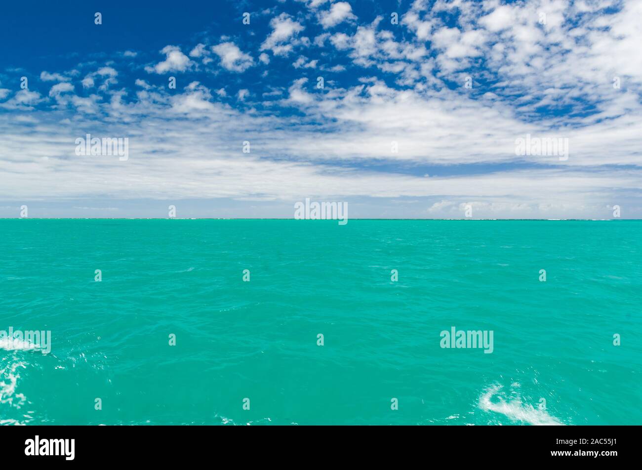 Linda imagem de barco navegando em Um paraíso tropical belle image de bateau naviguant dans un paradis tropical Banque D'Images