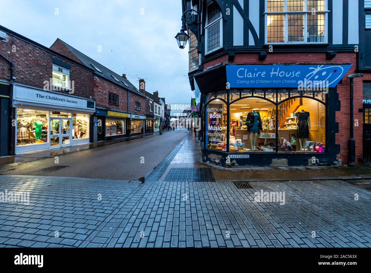 Chambre claire et la Children's Society. Boutiques de bienfaisance sur Frodsham Street, Chester Banque D'Images