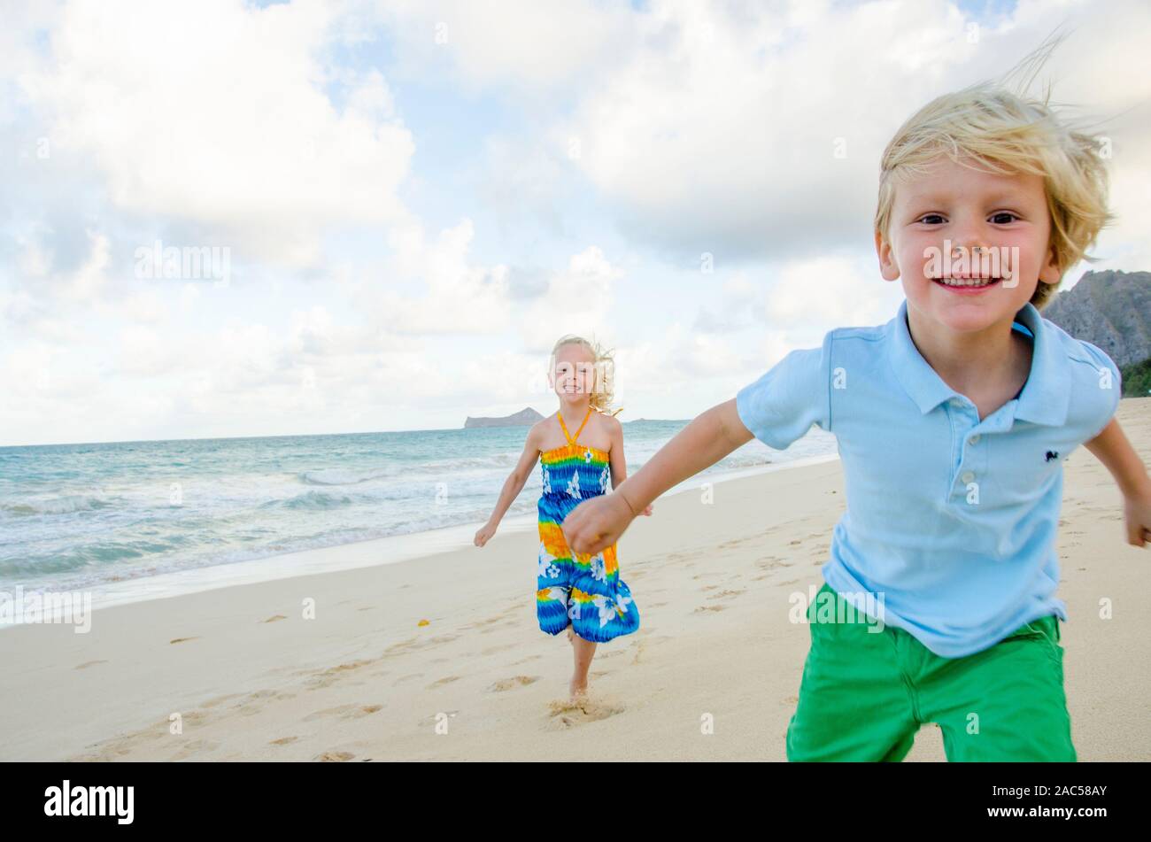 Deux enfants jouant sur Waimanalo Beach, O'ahu. Banque D'Images