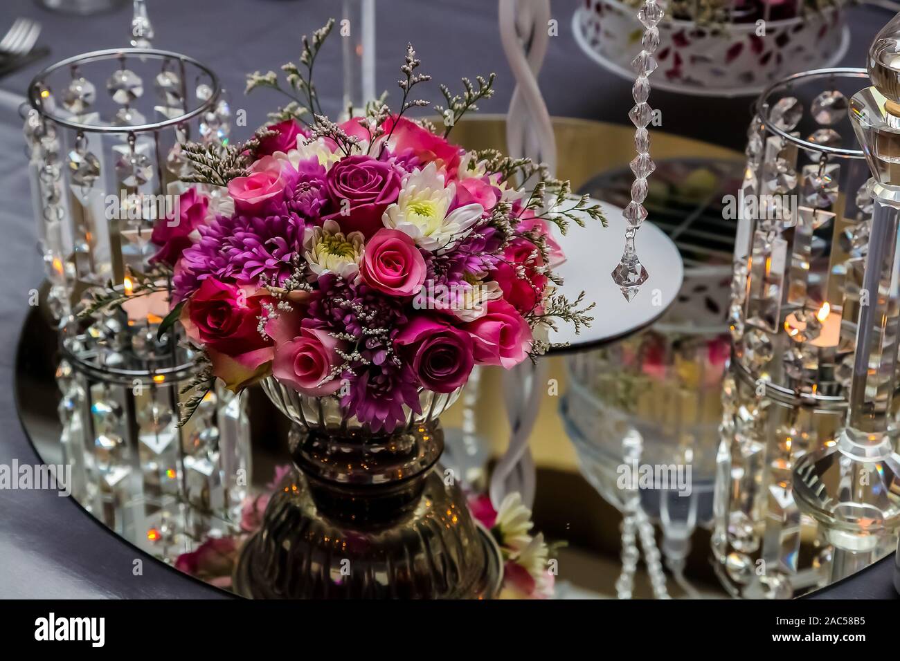 Des fleurs et des bougies pour l'hôtellerie et de l'entreprise à des fins de décoration Gala de Noël Partie Banque D'Images