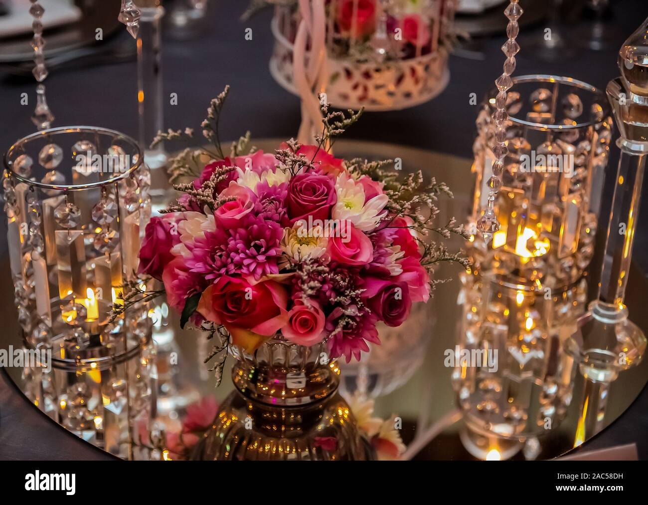 Des fleurs et des bougies pour l'hôtellerie et de l'entreprise à des fins de décoration Gala de Noël Partie Banque D'Images