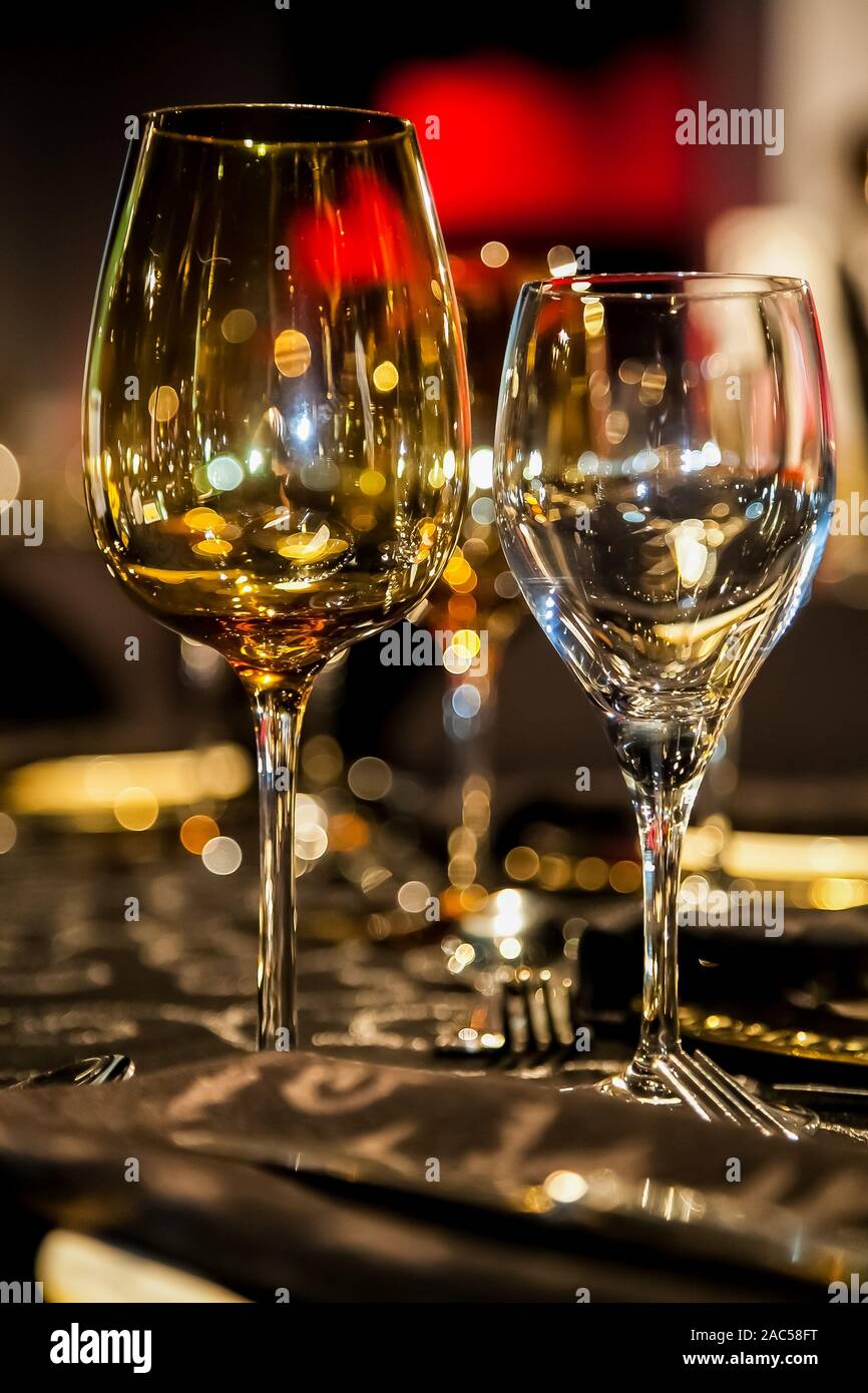 Des verres à vin sur une place pour l'hôtellerie et de l'entreprise à des fins de décoration Gala de Noël Partie Banque D'Images